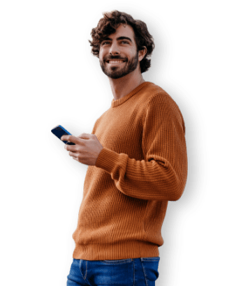 Uomo sorridente con in mano un telefono